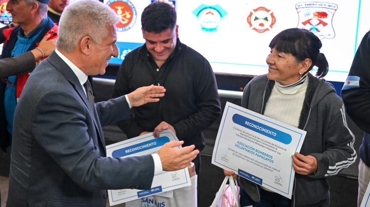 El Gobernador entregó antenas de internet satelital a 34 cuarteles de bomberos voluntarios