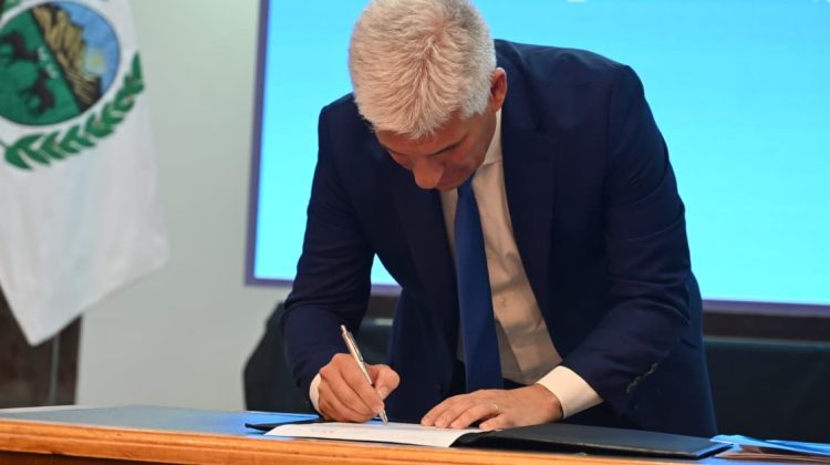 Poggi promulgó la ley del Programa de Fortalecimiento de Lectura, Escritura y Comprensión Lectora 