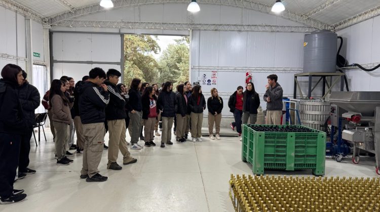 Capacitaron a productores y alumnos de la Escuela Agraria en la elaboración de conservas 