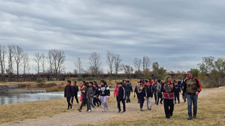 Estudiantes visitaron los Espejos de Agua como parte de un proyecto ambiental