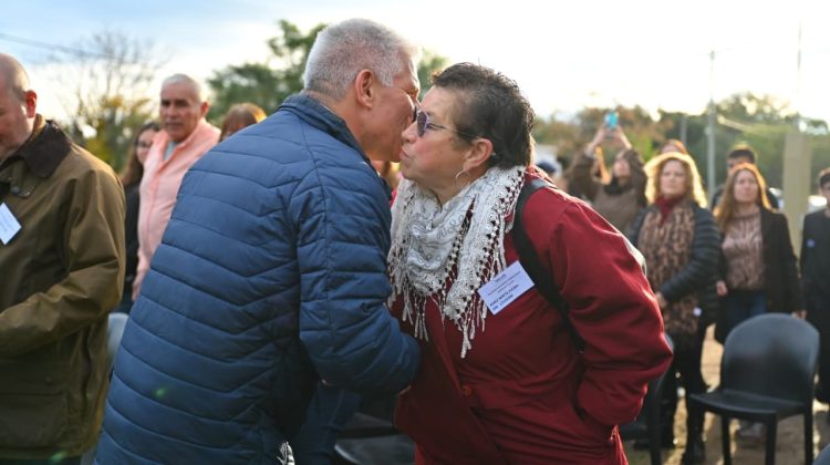El Gobernador entregó escrituras de viviendas a dos vecinos de Luján