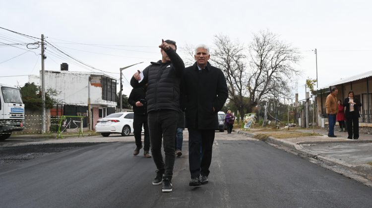Poggi e Hissa volvieron al barrio Zabala Ortiz a visitar más trabajos de pavimentación