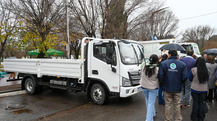 La municipalidad de Cortaderas presentó su renovado parque automotor