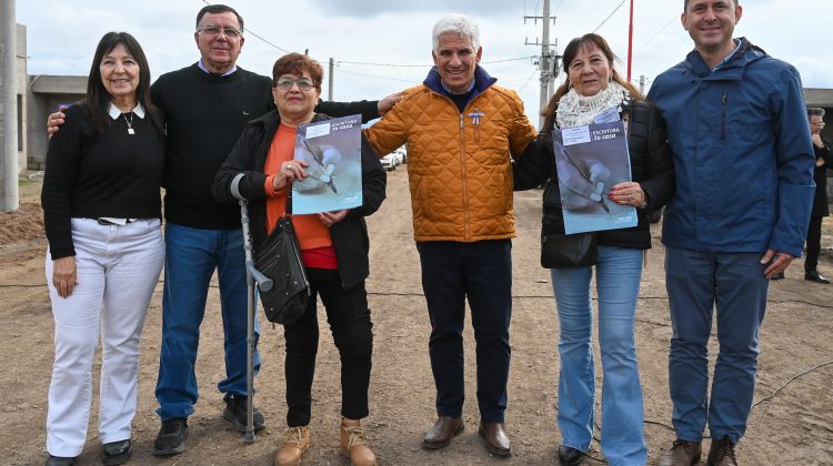 Dos familias recibieron la escritura de su vivienda y se convirtieron en propietarias