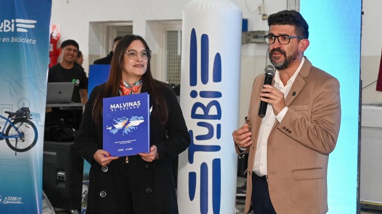 Malvinizar el territorio: la Provincia entregó más ejemplares del libro