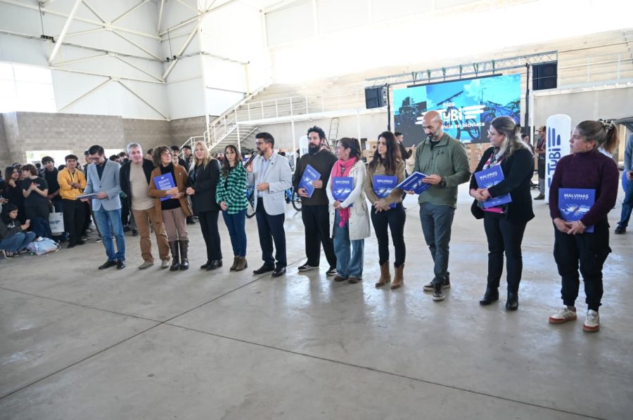 VILLA DE MERLO CENTRO EDUCATIVO, N° 26 “MARIA PALMIRA CABRAL DE BECERRA”, director PEREYRA, ANTONIA ELISABETH ESCUELA PÚBLICA AUTOGESTIONADA, N° 18 “LEGADO COMECHINGON”, director VAZQUEZ, FACUNDO NAHUEL ESCUELA, WALDORF “EL CUENCO”, director ZANONE, Verónica Laura ESCUELA, E.M.E.I (ESCUELA MODELO EDUCACION INTEGRAL), director NUÑEZ ZABALA, WALTER GERMAN ESCUELA PÚBLICA AUTOGESTIONADA, N° 9 “DOCTOR HORACIO DE LA MOTA”, director PEREZ ORTEGA, MARIA ROSARIO ESCUELA GENERATIVA, “CLUB GENERAL SAN MARTIN”, director COBO, MARIA DE LAS NIEVES INSTITUTO, “MONSEÑOR ORZALI”, Rector KUNZ, FEDERICO FERNANDO MUNICIPALIDAD VILLA DE MERLO, Intendente Rodríguez Leonardo CONCEJO DELIBERANTE DE LA VILLA DE MERLO, Presidenta del concejo Morandé Patricia Centros de Jubilados - Bibliotecas Populares BIBLIOTECA POPULAR PUERTAS ABIERTAS, presidente MARIANO SOBRADO BIBLIOTECA POPULAR LUGONES EN PIEDRA BLANCA, presidente CECILIA FERNANDEZ DE GABRIEL CENTRO DE JUBILADOS Y PENSIONADOS VOLVER A EMPEZAR, ASOCIACION CIVIL, PRESIDENTA PECORA, BEATRIZ MARTA