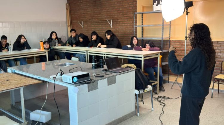 Luz, cámara, CLIP: brindaron un taller de fotografía en la Escuela N°51