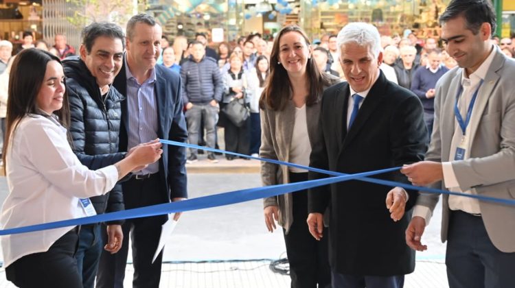 Poggi acompañó a las autoridades de Tiendas Castellanas en la inauguración de su renovado local