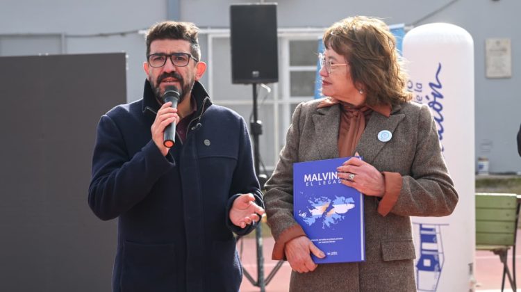 El Gobierno entregó otro ejemplar de ‘Malvinas, El Legado’ en la EPA N°3 ‘Madre Teresa de Calcuta’