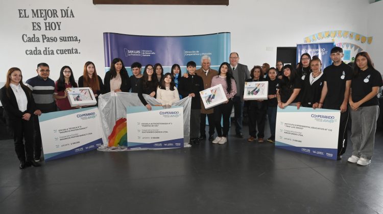 La Provincia entregó insumos a nueve cooperativas escolares para fortalecer proyectos productivos