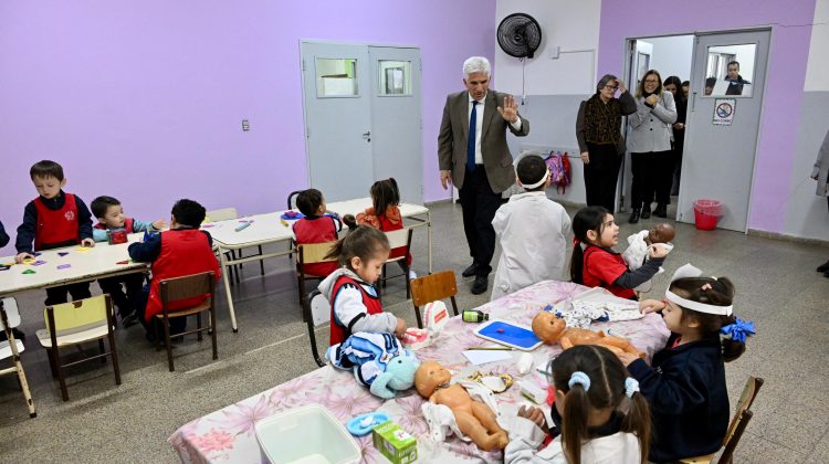 Poggi y la comunidad educativa inauguraron la renovación de la ENI N°4 ‘Rosario Vera Peñaloza’