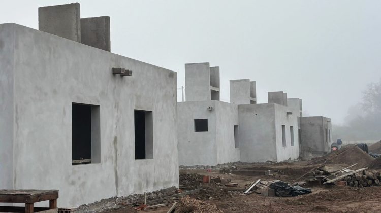 Las viviendas de Santa Rosa del Conlara avanzan con trabajos de revoques e infraestructura sanitaria