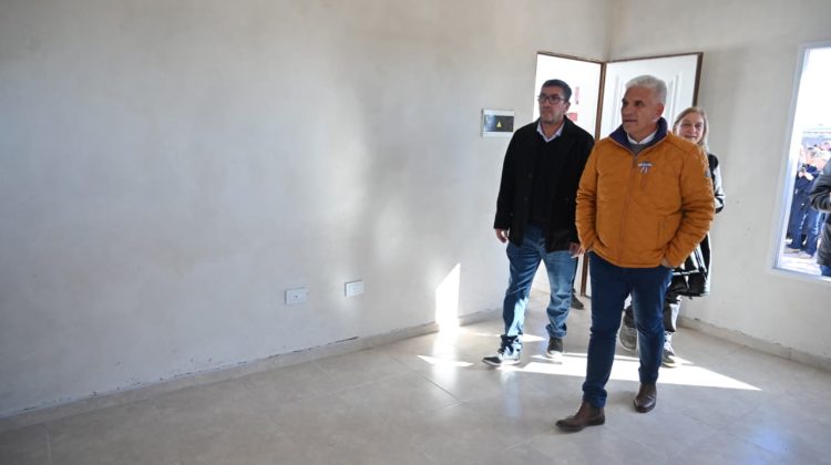 Poggi visitó seis viviendas que están en construcción en La Calera