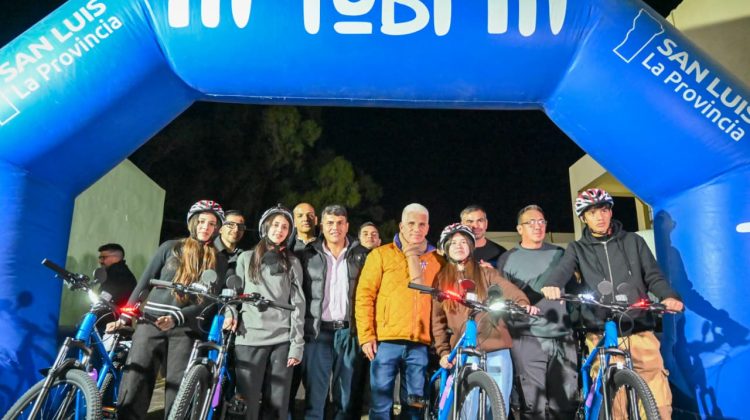 Los estudiantes de Alto Pencoso recibieron sus TuBi de la mano de Poggi