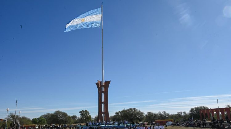 En Toro Negro, más de 200 estudiantes prometieron fidelidad al Pabellón Nacional