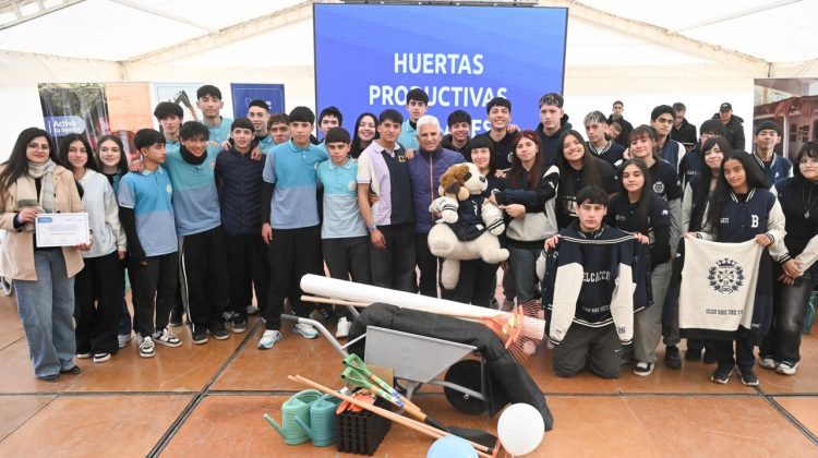 Veinte instituciones educativas recibieron insumos y herramientas para armar huertas productivas