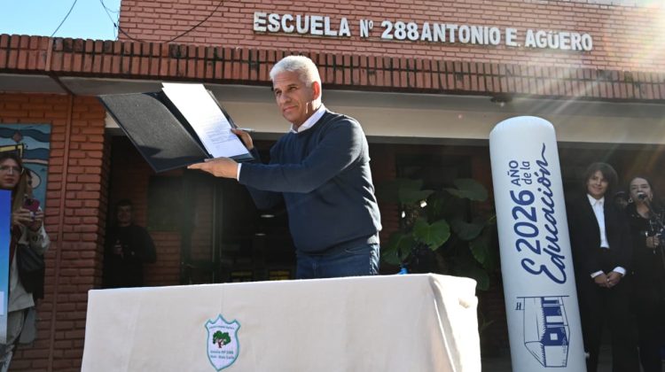 El Gobernador firmó un decreto para la ampliación de la Escuela ‘Antonio Esteban Agüero’ de Merlo