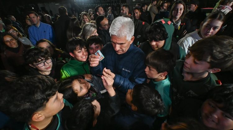 Poggi inauguró un playón deportivo y una cancha junto a integrantes del Club Casino