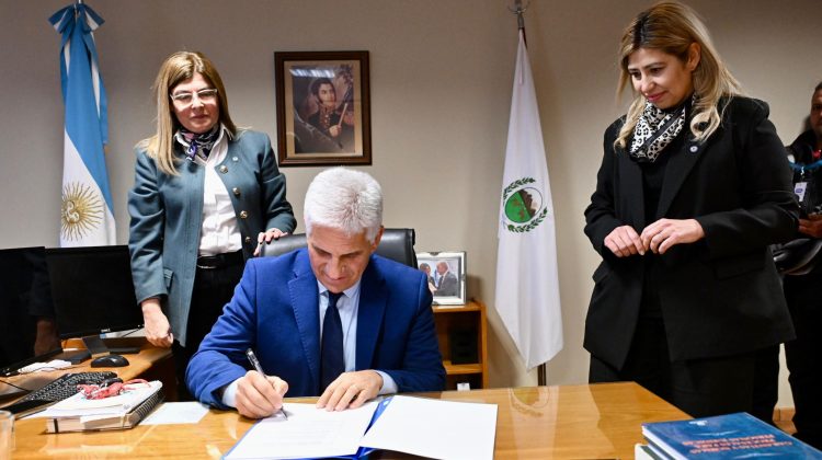 El Gobernador firmó un decreto para modernizar el área tecnológica de la Fiscalía de Estado