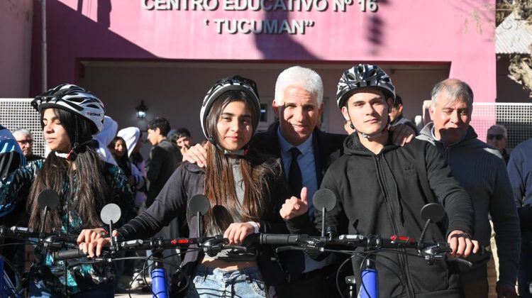 Estudiantes de Beazley recibieron sus TuBi de manos del Gobernador