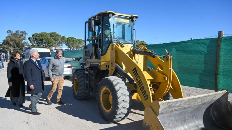 Beazley incorporó una pala cargadora adquirida con fondos municipales