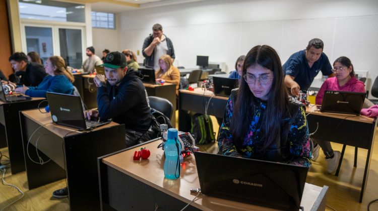 Docentes avanzan en una capacitación de programación y robótica educativa en la ULP