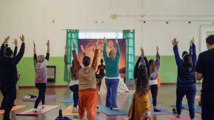 Vecinos de Quines celebraron el Día Internacional del Yoga