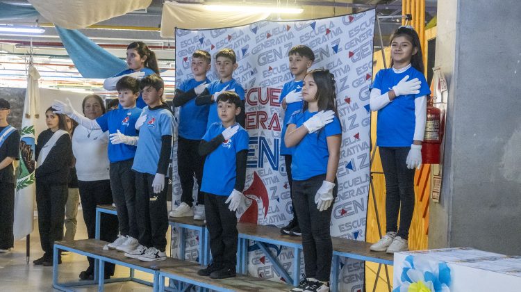 Alumnos de la Escuela Generativa Gen Z prometieron lealtad a la insignia patria