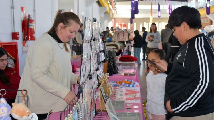 Con más de 60 stands y una gran concurrencia, los emprendedores iniciaron ‘Vacas con Todo’