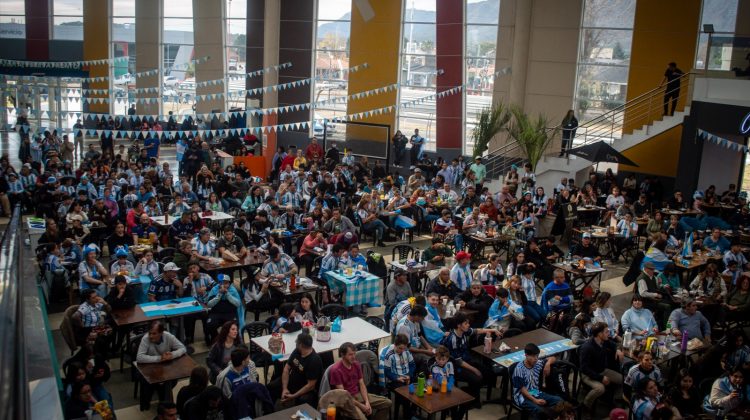 “Vamos Argentina”: la EDIRO vibró con el triunfo ante Inglaterra y la gente lo gritó con emoción