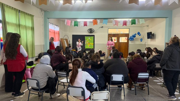 Docentes de primaria y secundaria se capacitaron en salud bucal
