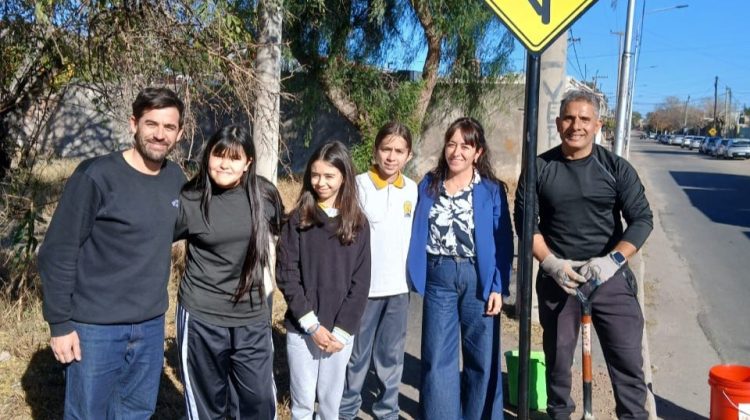 Alumnos del Instituto ‘Suyai’ desarrollan y refuerzan señalización para su escuela