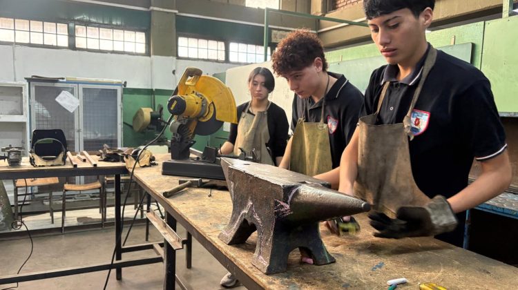 Más de 60 estudiantes de la ‘Industrial’ fabrican el mobiliario para la Feria Nacional de Ciencias