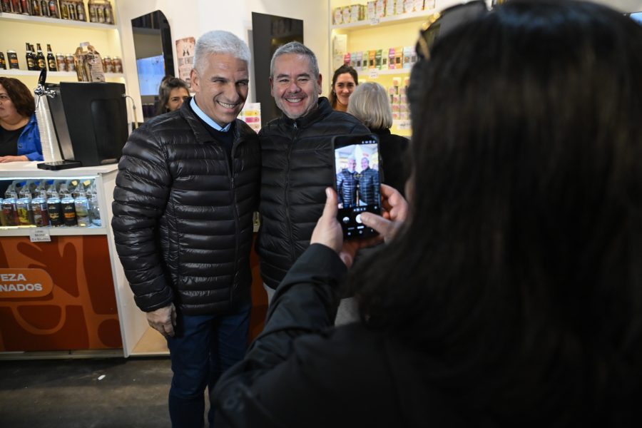 Claudio Poggi respald&oacute; a los productores de San Luis en Caminos y Sabores y celebr&oacute; un premio nacional para un alfajor puntano