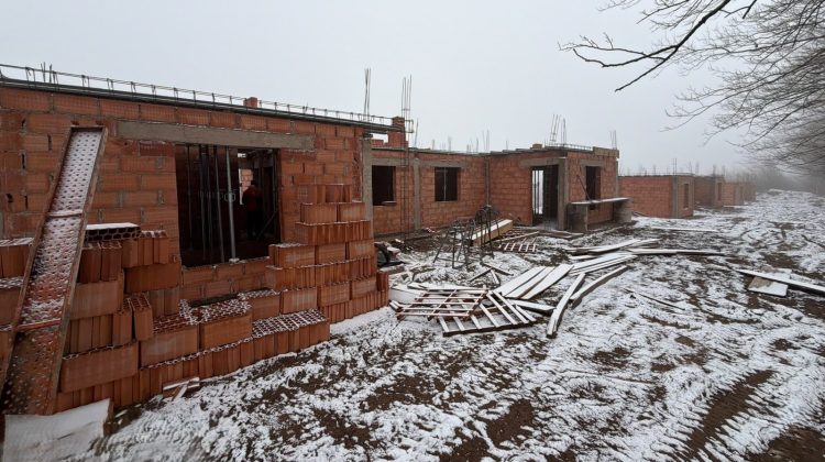 Viviendas: en El Trapiche suman nuevas plateas y en Estancia Grande comenzó el armado de losas 