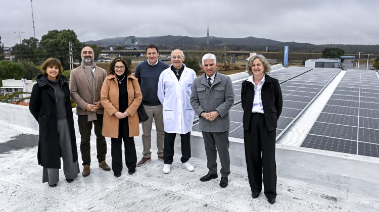 Poggi acompañó la presentación del sistema de energía solar de la firma Íntegra Servicios Médicos