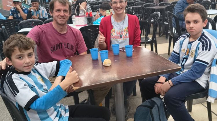 “Vamos Argentina”: la EDIRO vibró con el triunfo ante Inglaterra y la gente lo gritó con emoción