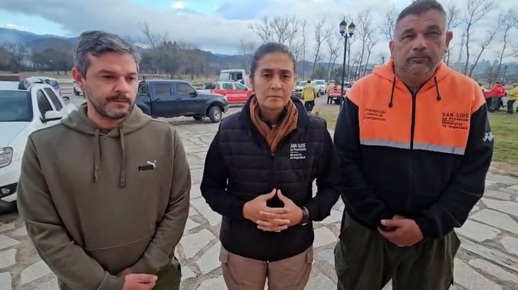 El Gobierno continúa el combate contra las llamas en la zona serrana de Estancia Grande