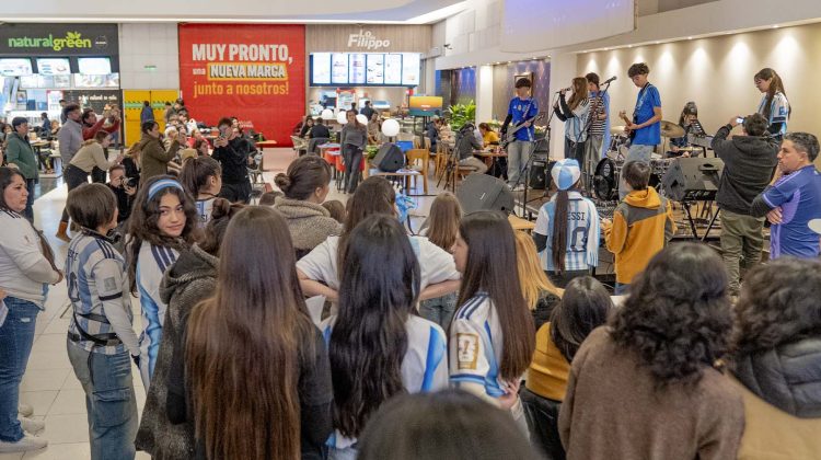 Micrófono abierto ULP y una edición mundialista que convocó a jóvenes sanluiseños en el shopping