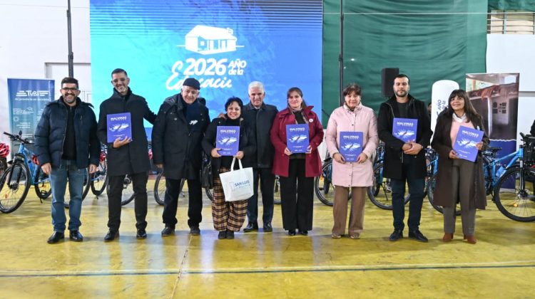 Otras seis escuelas sumaron a sus bibliotecas el libro ‘Malvinas, El Legado’