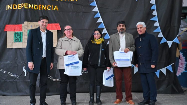 Reconocieron a directivos de El Volcán y entregaron ejemplares de ‘Malvinas, El Legado’