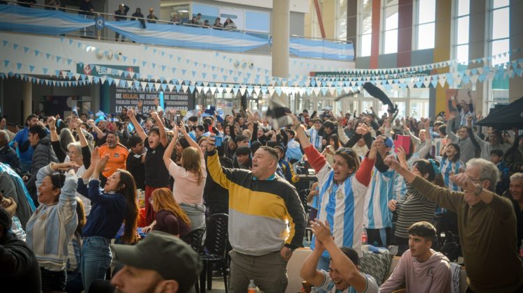 Más de 350 hinchas disfrutaron del épico triunfo de la Selección Argentina