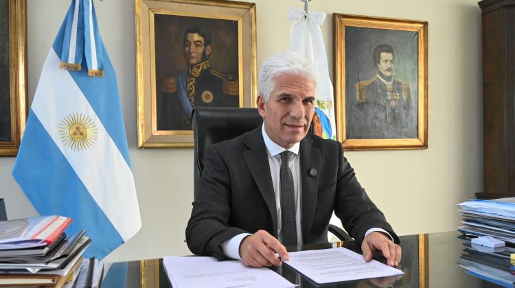 Poggi envió a la Legislatura el proyecto de Ley RIPEE y anunció un aumento salarial del 20%