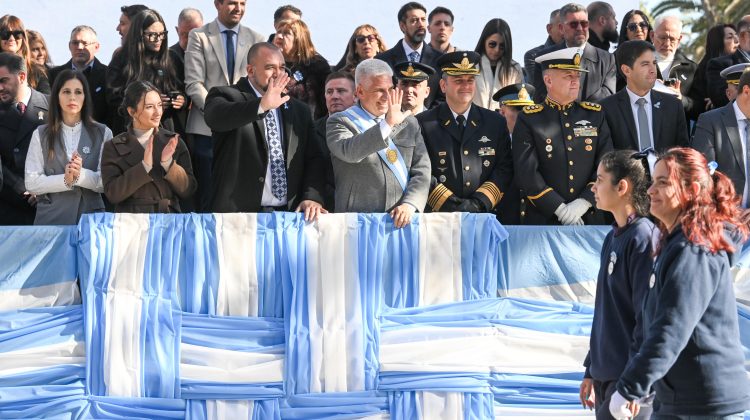 Poggi encabezó el multitudinario desfile Cívico Militar por el 9 de Julio