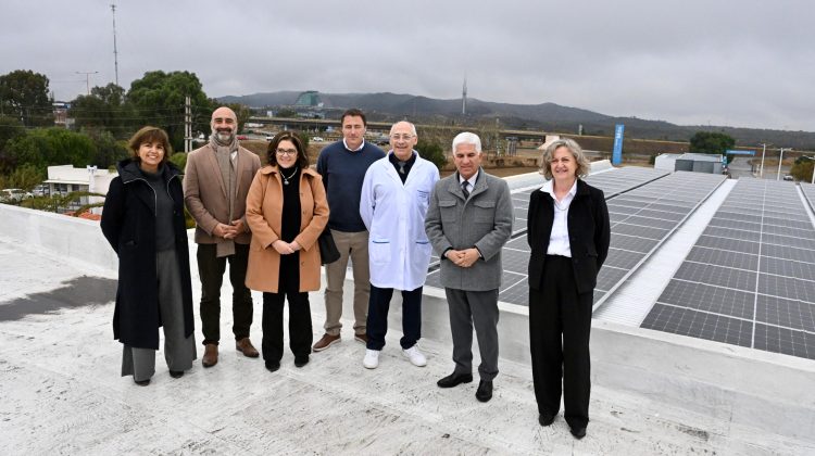 Poggi acompañó la presentación del sistema de energía solar de la firma Íntegra Servicios Médicos