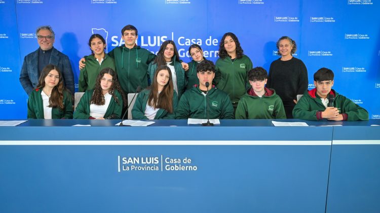 ‘Sueños de Radio’: estudiantes del Instituto Causay grabaron un radioteatro en Casa de Gobierno