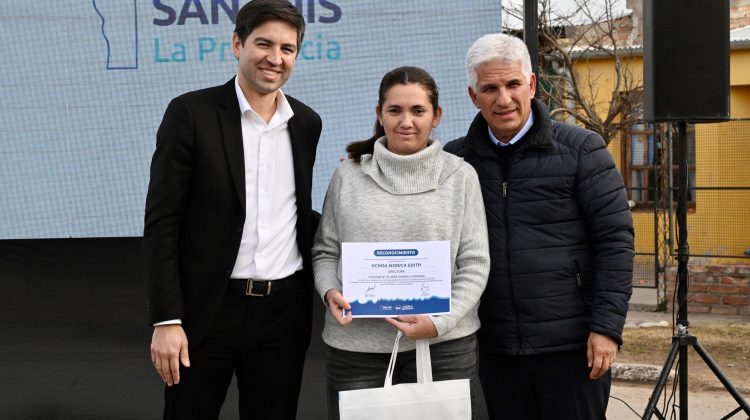 Distinguieron a la directora del Colegio N°22 de Unión por aprobar el Concurso de Cargos Jerárquicos