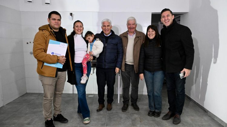 La sorpresa que cambió el día y la vida de dos familias de Navia: recibieron las llaves de su hogar
