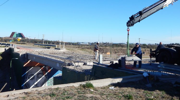 Comenzó la colocación de prelosas en los puentes intervenidos sobre la avenida Eva Perón