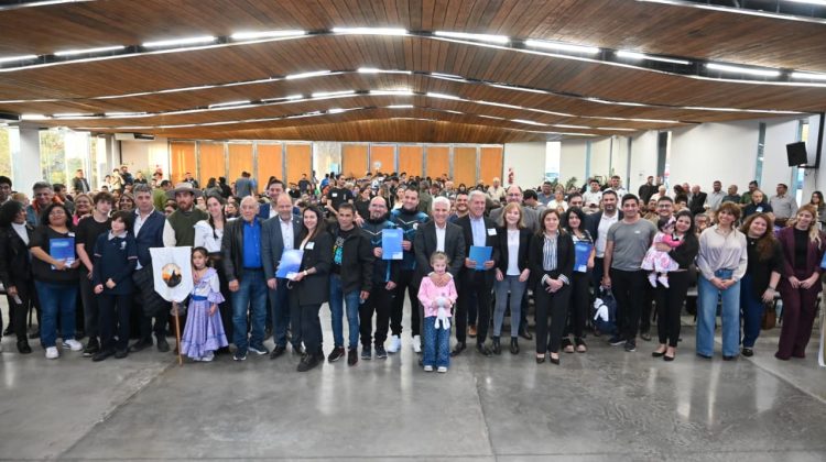 Entregaron resoluciones de regularidad institucional y decretos de financiamiento a más ONG